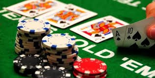 Pemain menikmati pertandingan sepak bola secara live lewat m2warslot dari perangkat mobile mereka